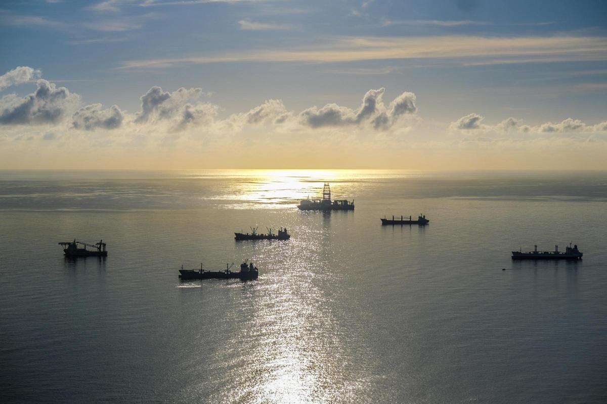 Barcos fondeados en la Rada Sur donde reciben servicios de bunkering y otros.