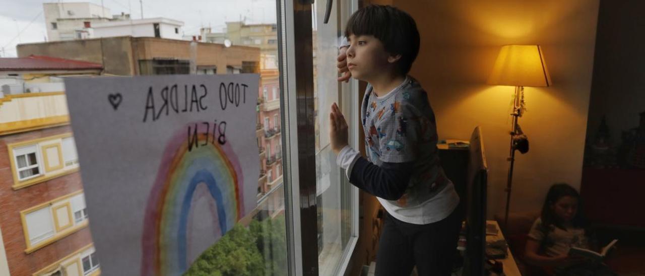 Un niño, en casa, por la suspensión de clases y cuarentena a causa de la covid-19.