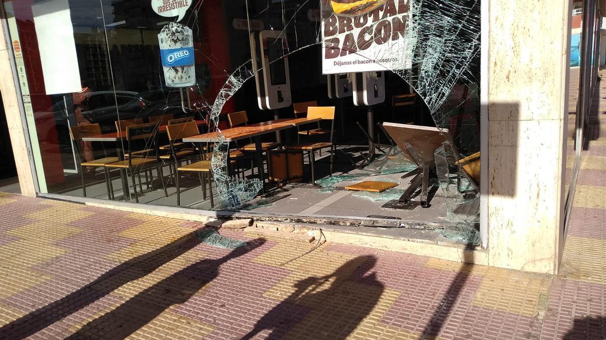 Un coche patrulla de la Policía Local de Cullera acabó empotrado ayer en un restaurante de comida rápida