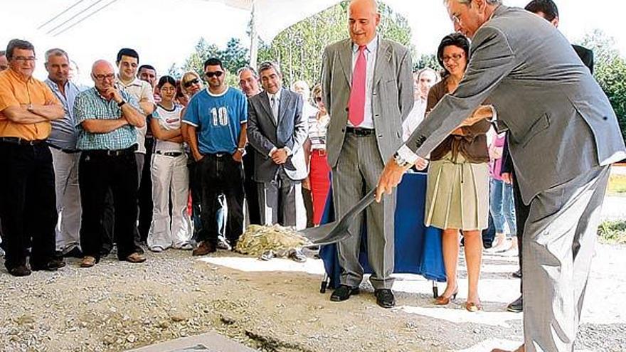 Un momento de la colocación de la primera piedra del enlace de la AG-53 con O Carballiño.