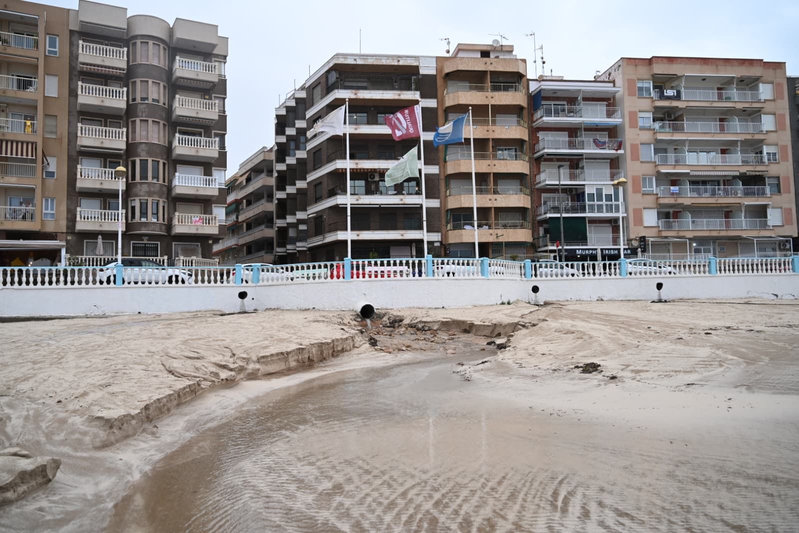 La playa de los locos de Torrevieja durante la dana Alice