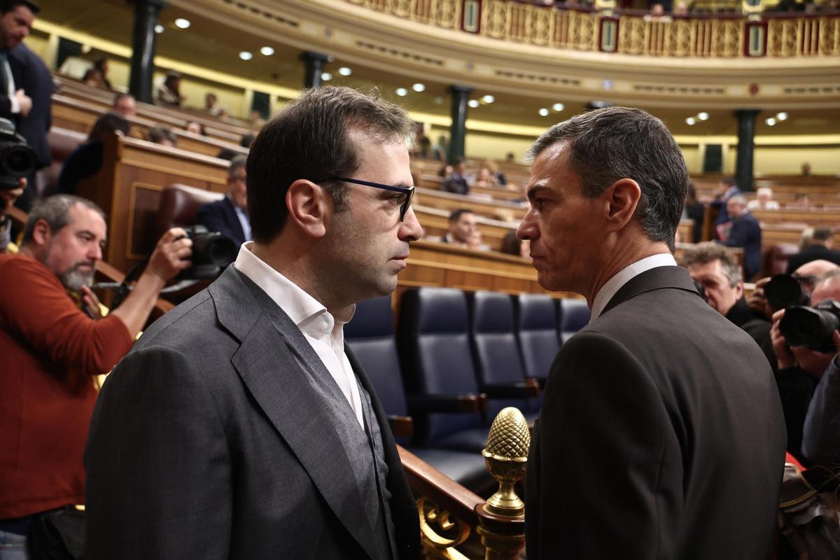 El ministro Carlos Cuerpo y el presidente Pedro Sánchez este martes en el Congreso