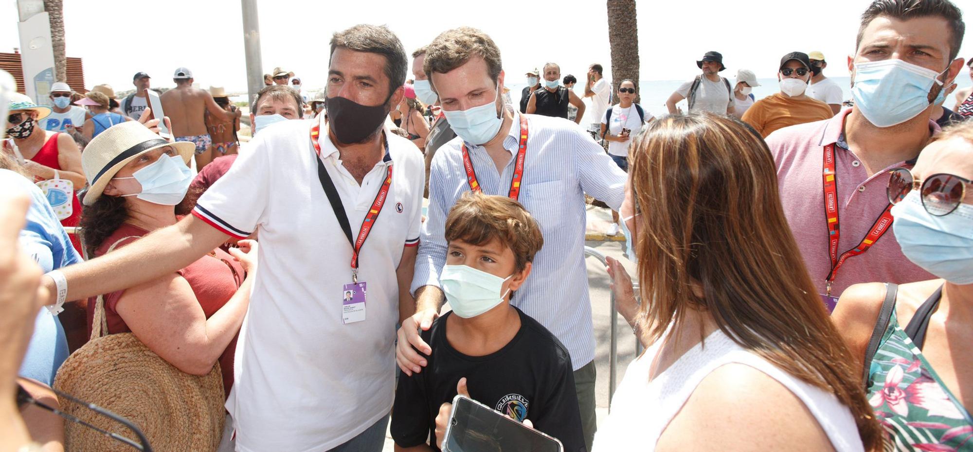 Pablo Casado y Carlos Mazón, presentes en la salida de la octava etapa de La Vuelta en Santa Pola