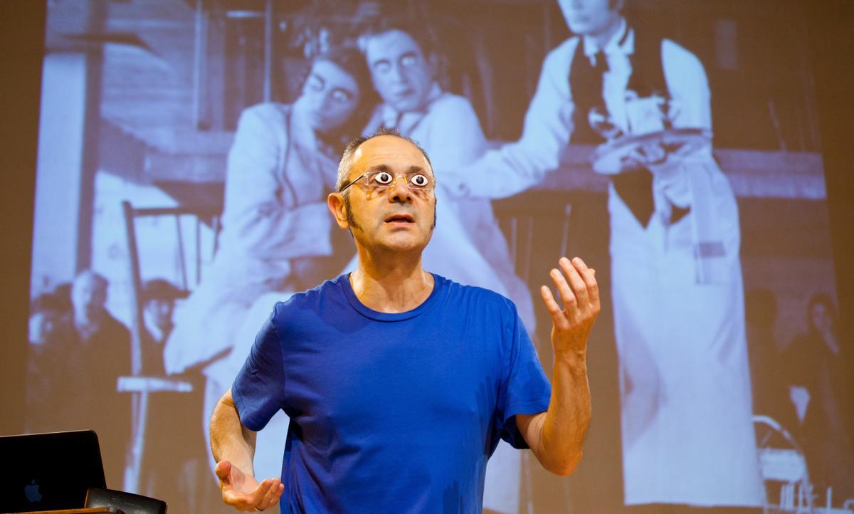 Toni Jodar, durante una de sus originales 'Conferències ballades'.