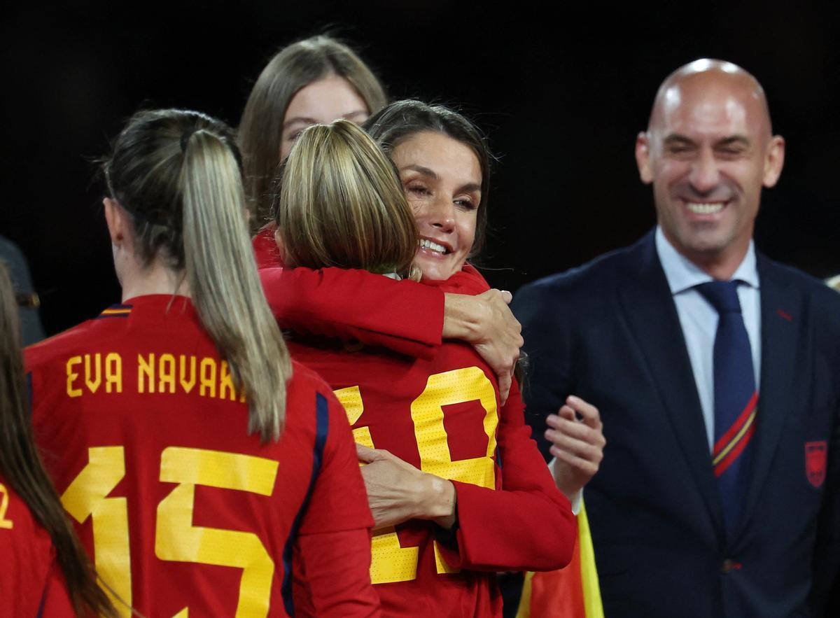 La reina Letizia abraza a las campeonas del mundo en presencia de Luis Rubiales, tras la final del Mundial.
