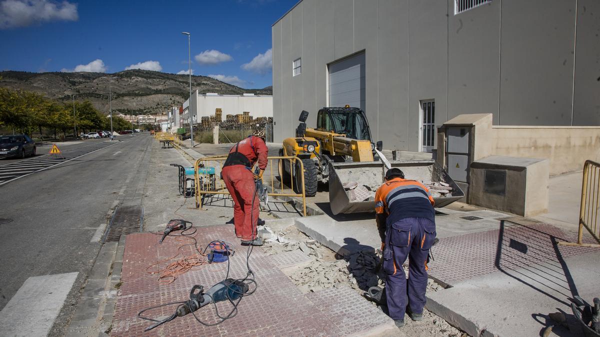 Trabajos de soterramiento de cableado en el polígono La Marjal II de Onil.