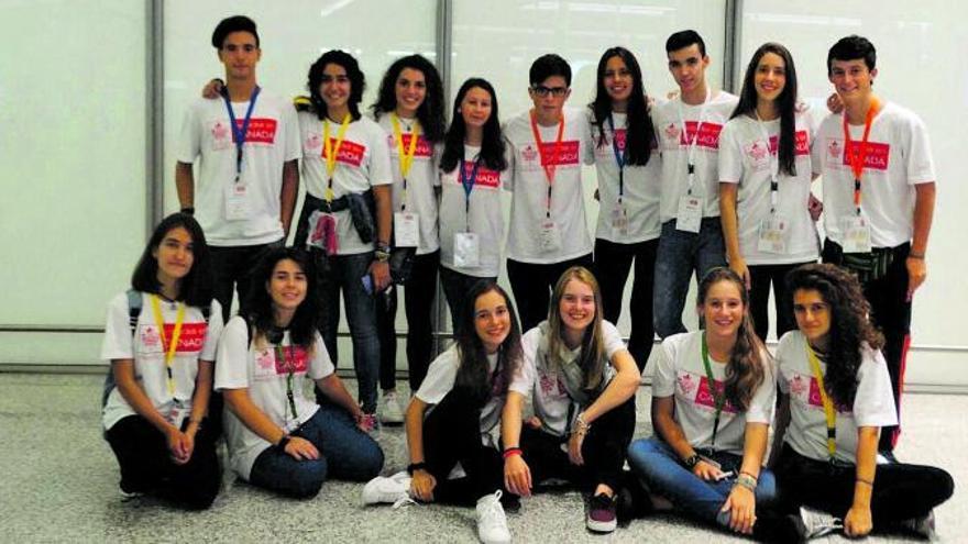 Grupo de estudiantes españoles en el aeropuerto de Barajas, antes de coger el vuelo a sus destinos de estudio en Estados Unidos. | E. A. P.