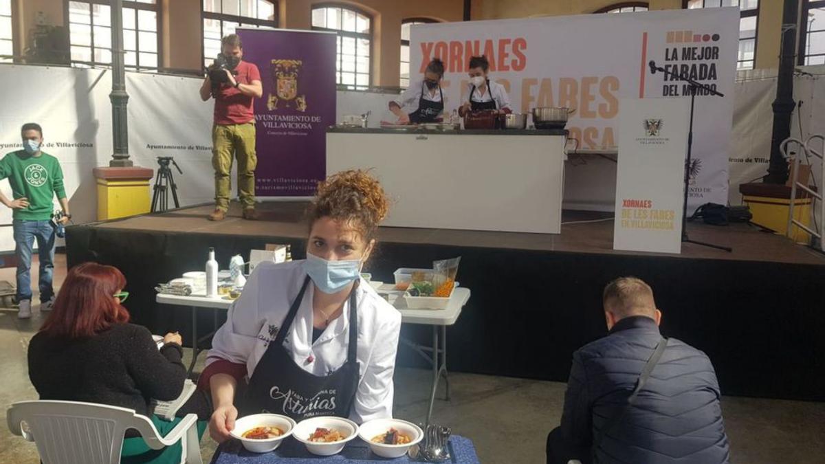 Pili Ramos, repartiendo fabada durante la degustación. | Vicente Alonso