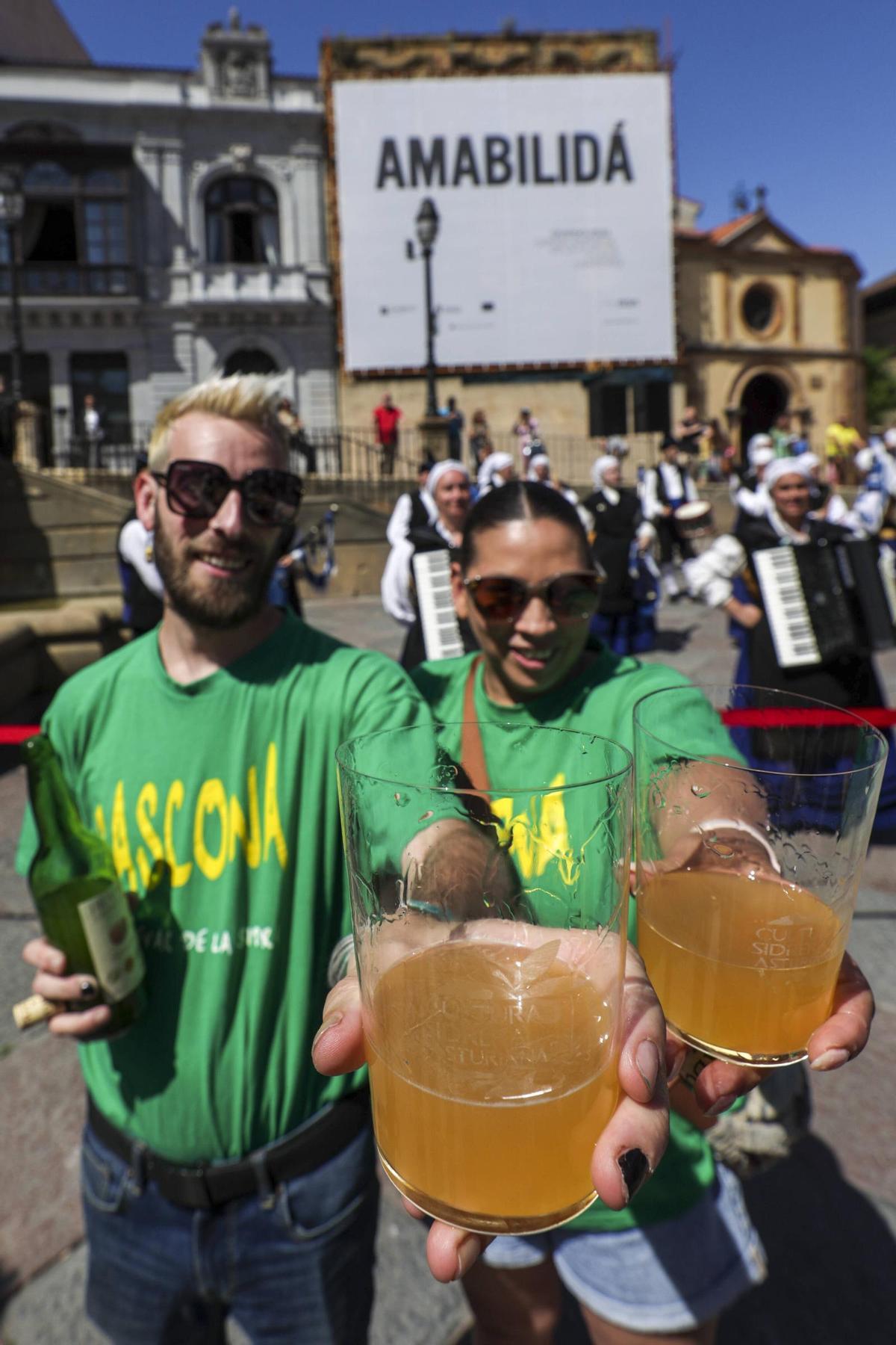 Oviedo levanta el brazo para un escanciado popular con más de un millar de personas por el Día Mundial de la Sidra, en imágenes