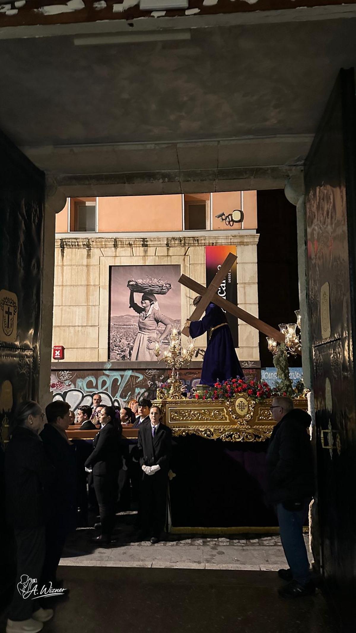 La imagen de Nuestro Padre Jesús durante el vía crucis general
