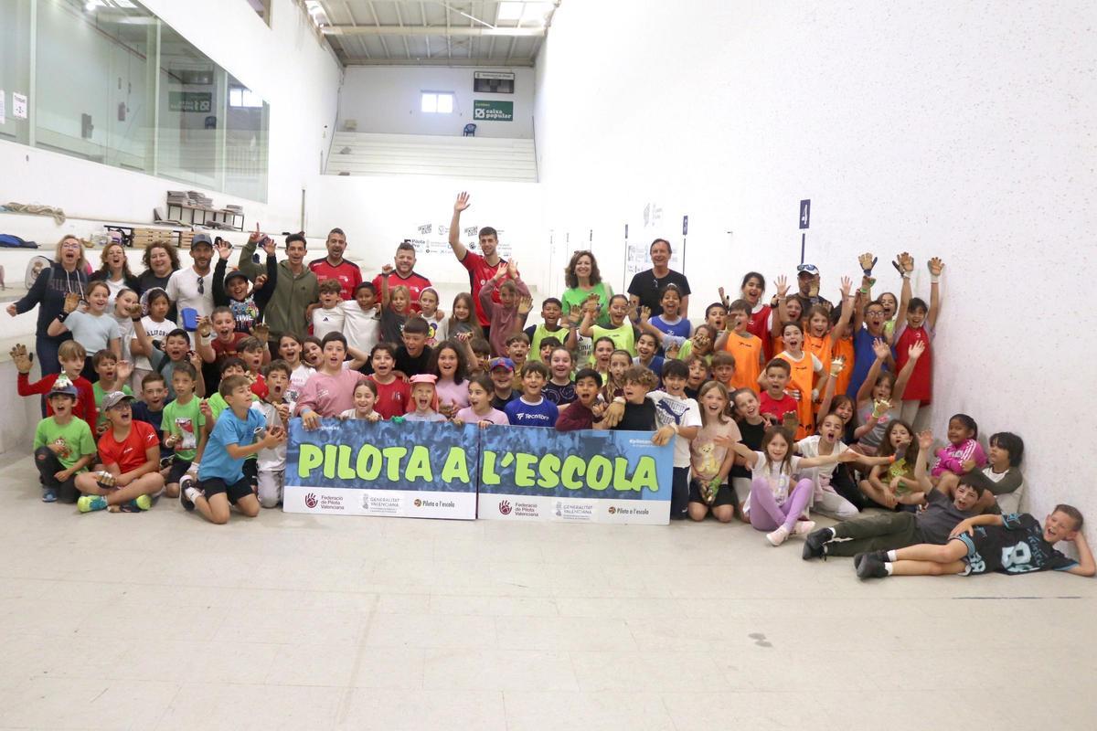 Foto de grup al trinquet 'El Rovellet' de Dénia