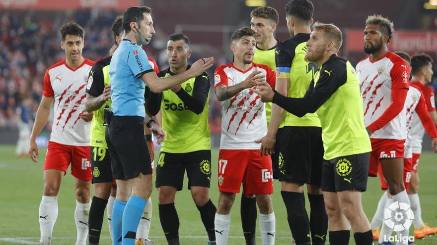 Samu Saiz i Borja García reclamen una jugada a Sagués Oscoz durant el partit d&#039;ahir a Almeria.