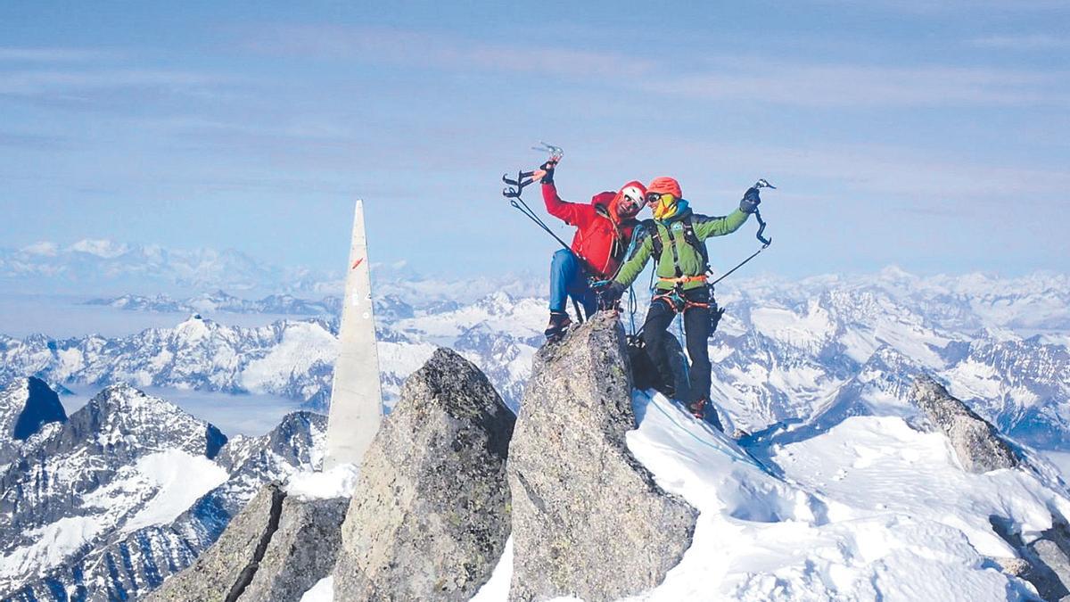 El catalán Santi Padrós y el oscense Daniel Ascaso muestran su alegría en la cima del Piz Badile tras 21 horas de sacrificio en la pared.