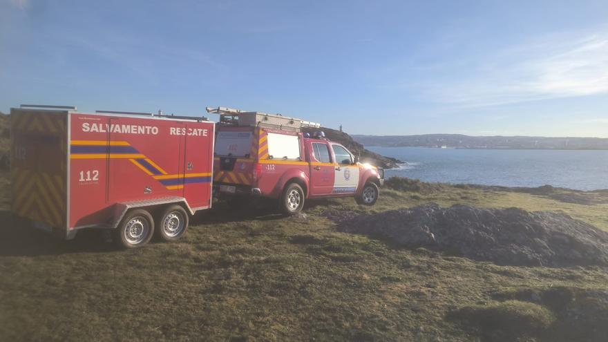 Rescatado en la ensenada de Montemeán, en Mera, un joven que cayó al mar cuando practicaba escalada