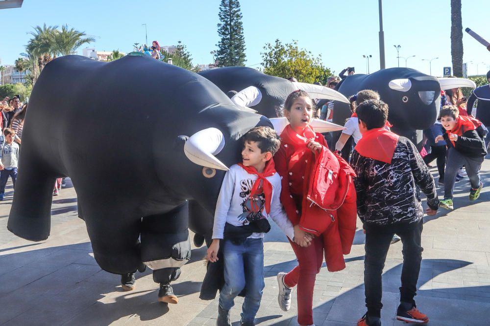 Toros "bravos" y carreras con el San Fermín infantil en de las fiestas patronales de Torrevieja