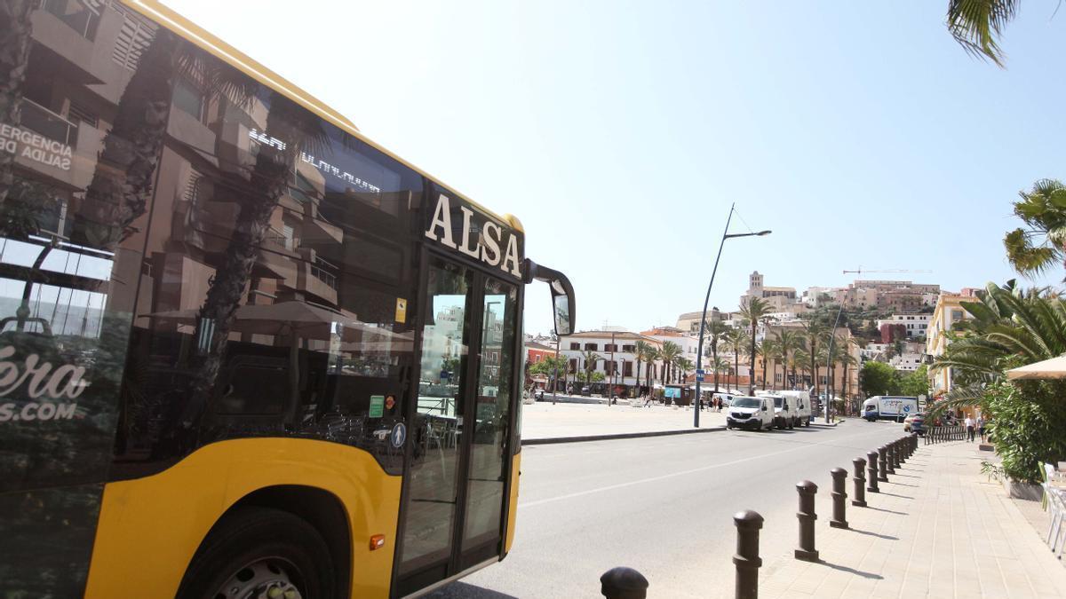 Uno de los autobuses de Ibiza