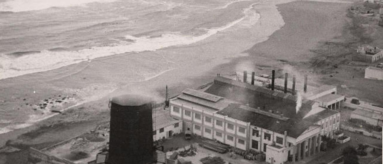 Vista aérea de la central eléctrica de La Cícer, a orillas de Las Canteras en 1950.