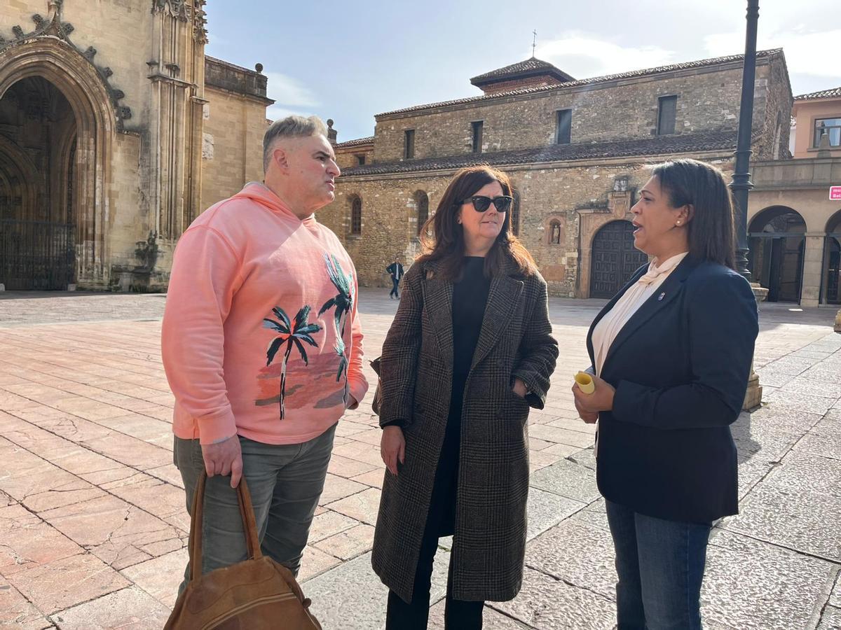 Por la izquierda, René García, Elvira León y Sandra Camino.