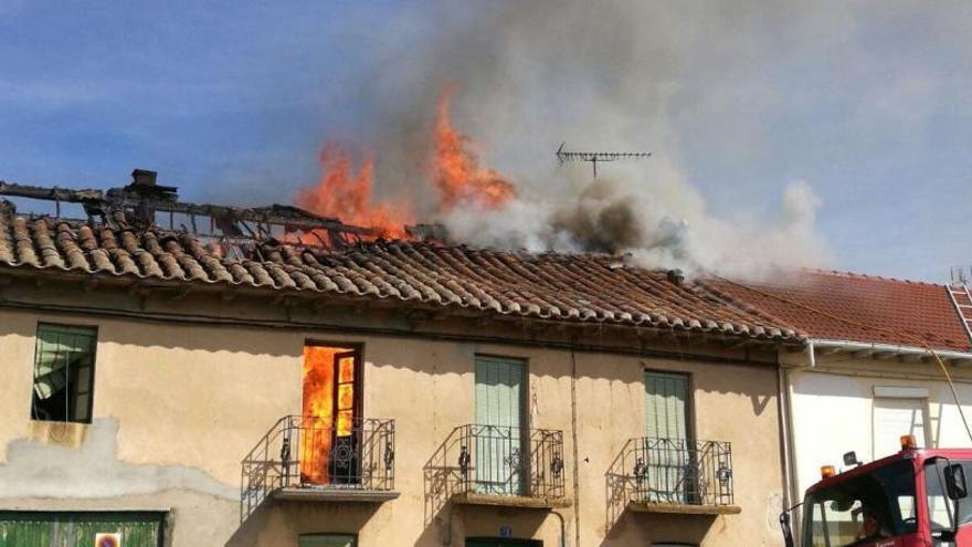 Imagen de la vivienda en llamas.