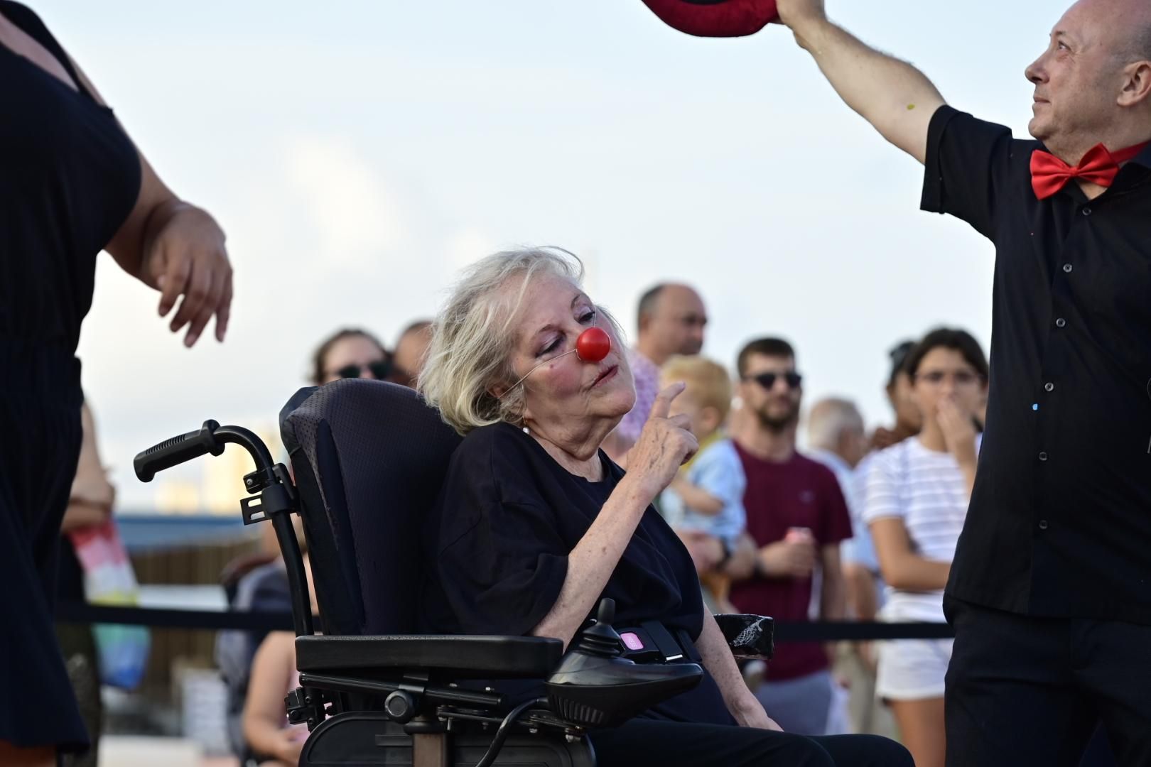 El Moll de Costa se viste de moda con el desfile solidario de Cáritas