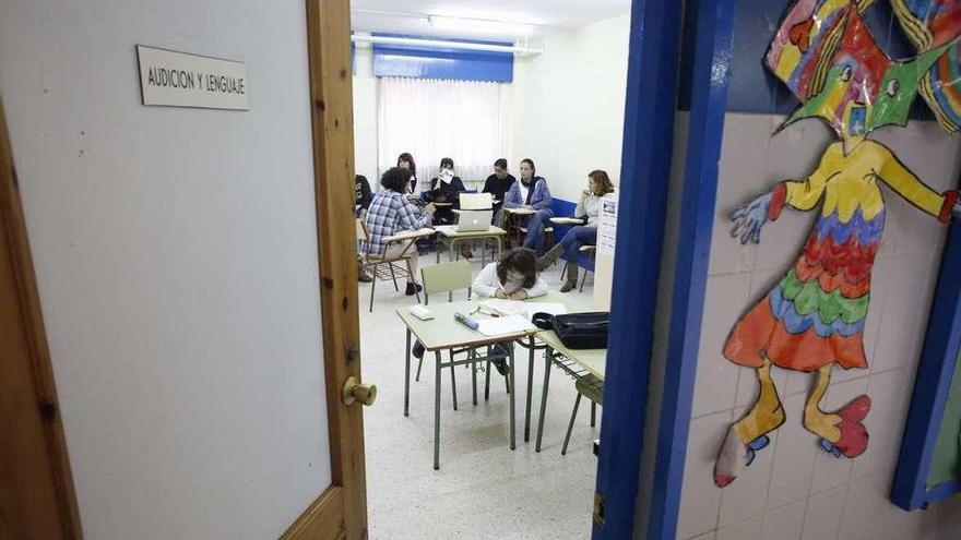 Participantes en el debate sobre los deberes escolares celebrado ayer en el colegio del Quirinal.