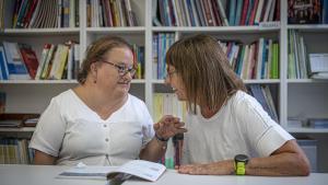 Voluntariado de comprensión lectora en la Fundació Aura, en Barcelona.