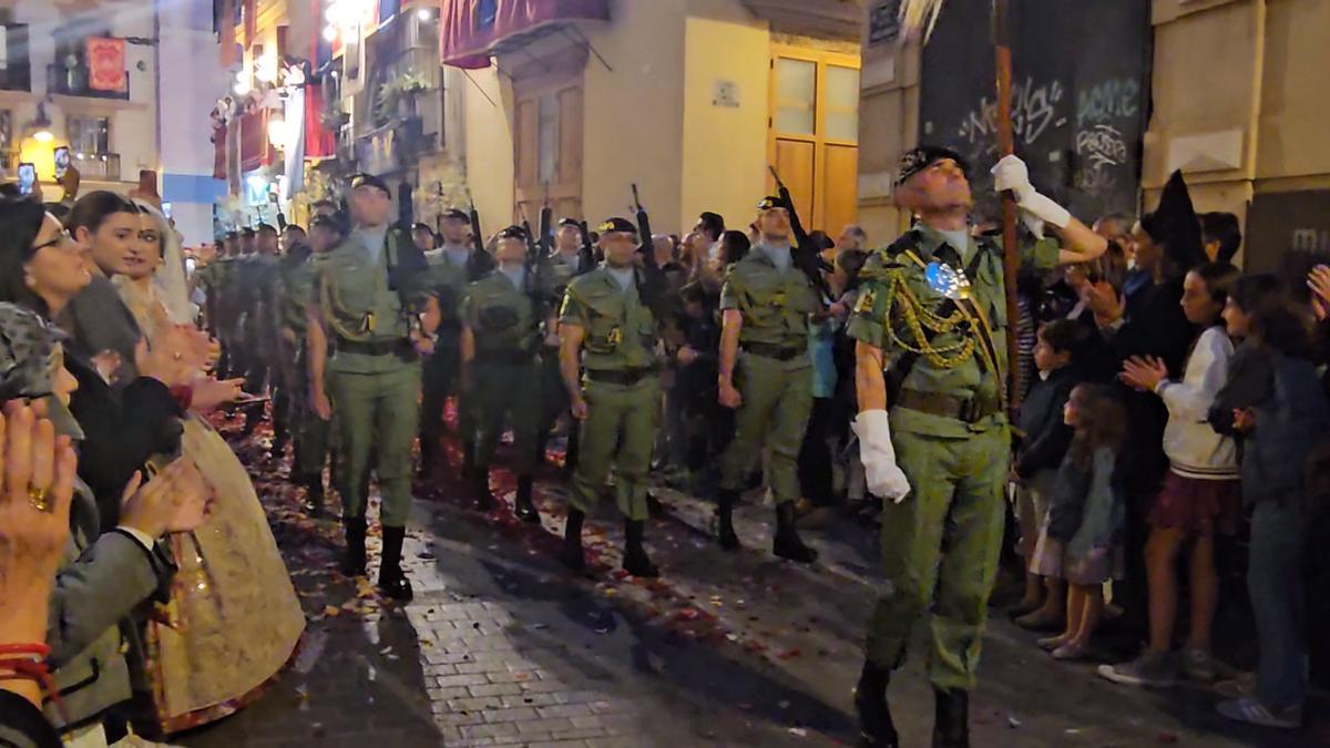 El piquete militar, a su paso por la calle Avellanas