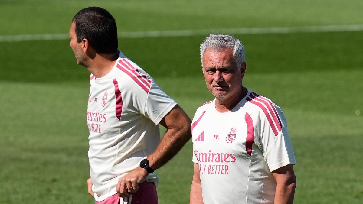 Mourinho, durante un entrenamiento con el Real Madrid