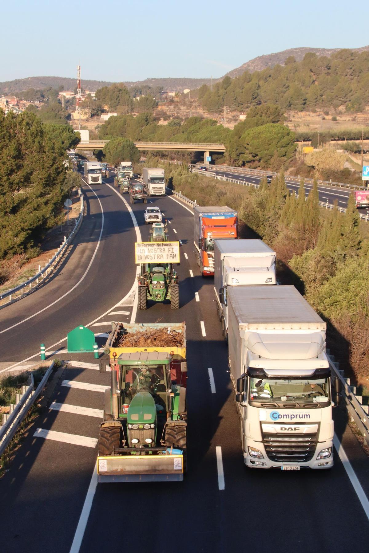 Tractores del Camp de Tarragona salen hacia Barcelona en una marcha lenta por la AP-2