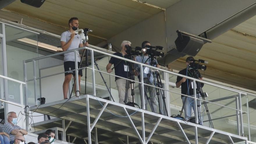 Cámaras de televisión en el estadio El Arcángel durante un partido del Córdoba CF.