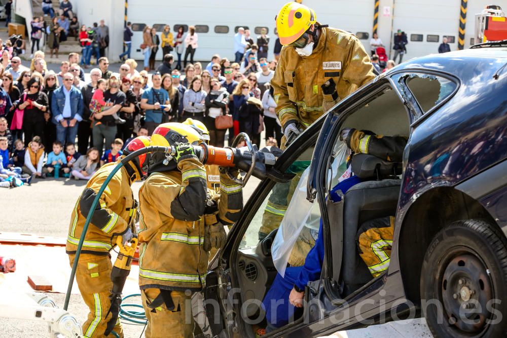 Exhibición de los bomberos en Benidorm