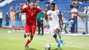 Ansu Fati se mide con un defensor montenegrino en el partido jugado en Podgorica.