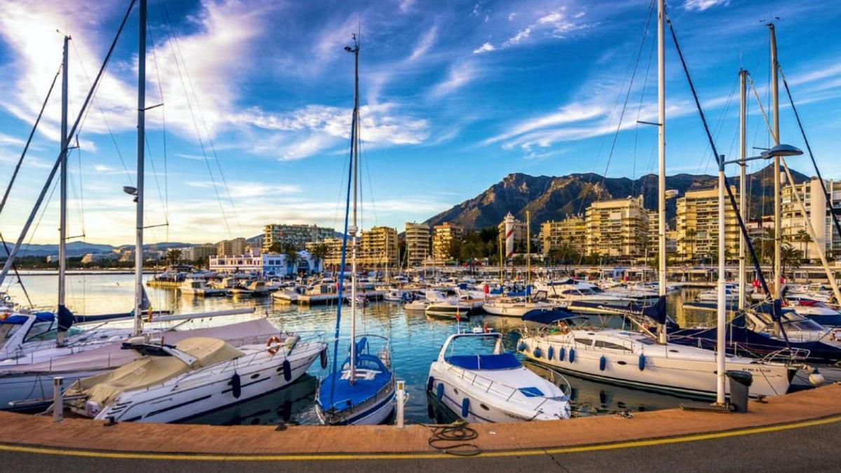 Barcos atracados en el puerto deportivo Virgen del Carmen, en el centro urbano de Marbella.