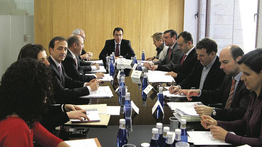 Integrantes de la Agrupación hispano-lusa de cooperación, Zasnet, en una reunión presidida por Maíllo.