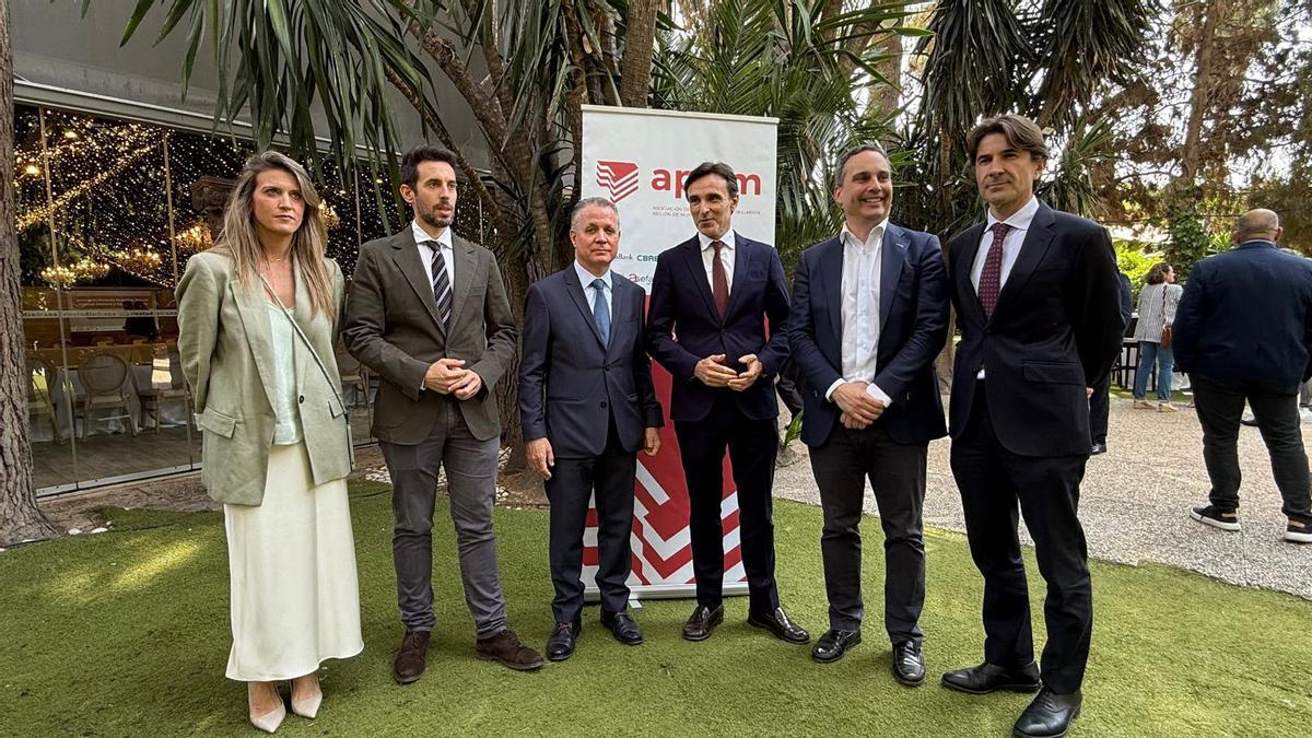 El consejero de Fomento e Infraestructuras, Jorge García Montoro, junto al presidente de Apirm, José Ramón Blázquez y el director gerente de APCE, Alfredo Díaz Araque.