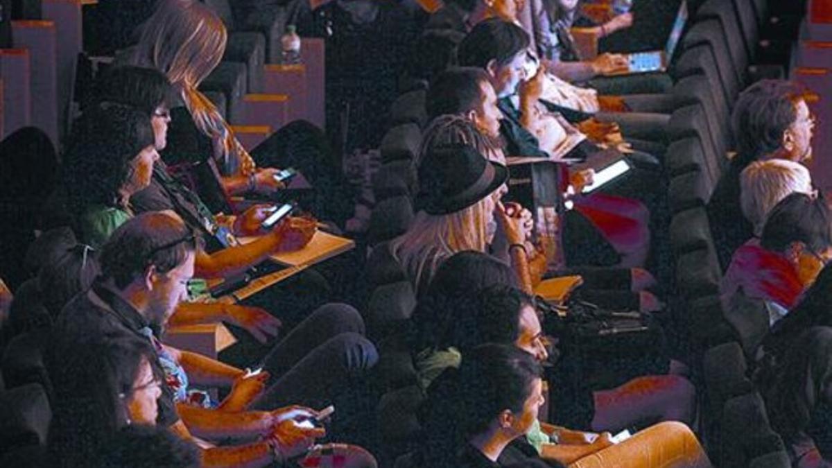 Varios de los blogueros participantes en el congreso, ayer, en el auditorio de Girona.