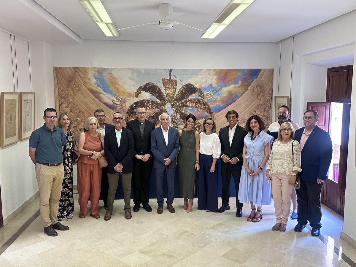 La familia del Misteri con las personalidades electas durante la presentación el pasado sábado