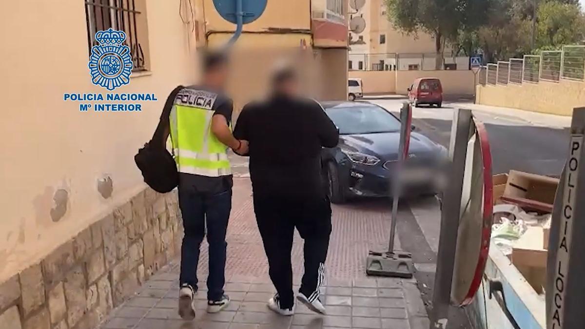 Detenidas en Alicante cinco personas por obligar a mendigar a un hombre con discapacidad.