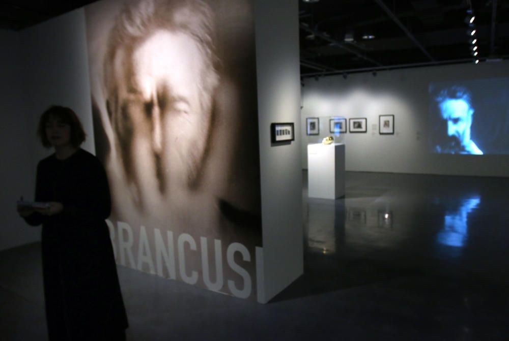 La filial malagueña del museo parisino se sumerge en la obra de Constantin Brancusi a través de un centenar de fotografías, filmaciones, esculturas y dibujos que descubren las inquietudes de un creador que caminó por delante de su tiempo