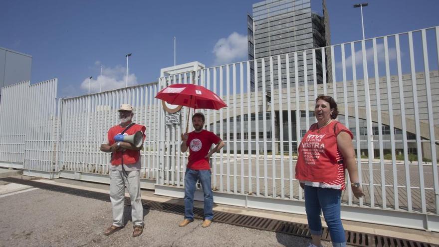 Extrabajadores a las puertas del CPP de RTVV Burjassot.