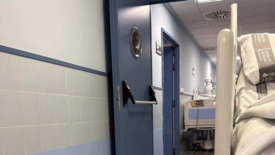 Dos camas en uno de los pasillos del hospital de Xàtiva, en una imagen captada el pasado martes.