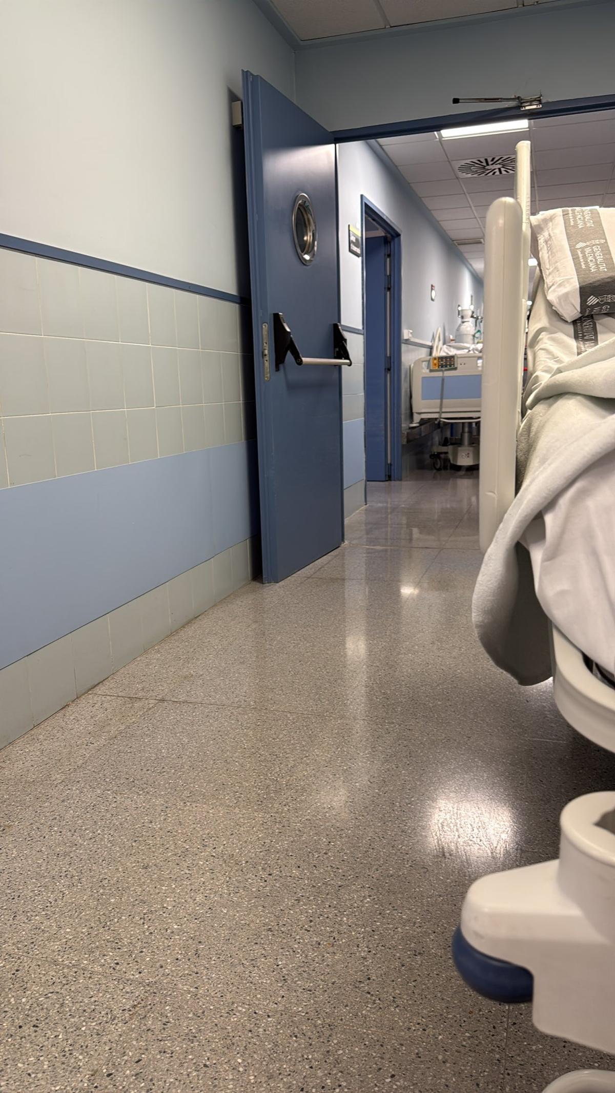 Dos camas en uno de los pasillos del hospital de Xàtiva, en una imagen captada el pasado martes.