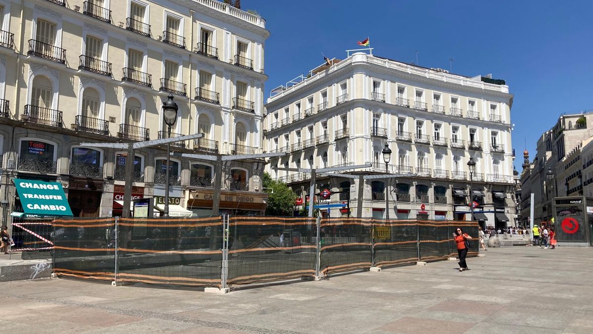 Mástiles ya instalados en los bancos de la Puerta del Sol.