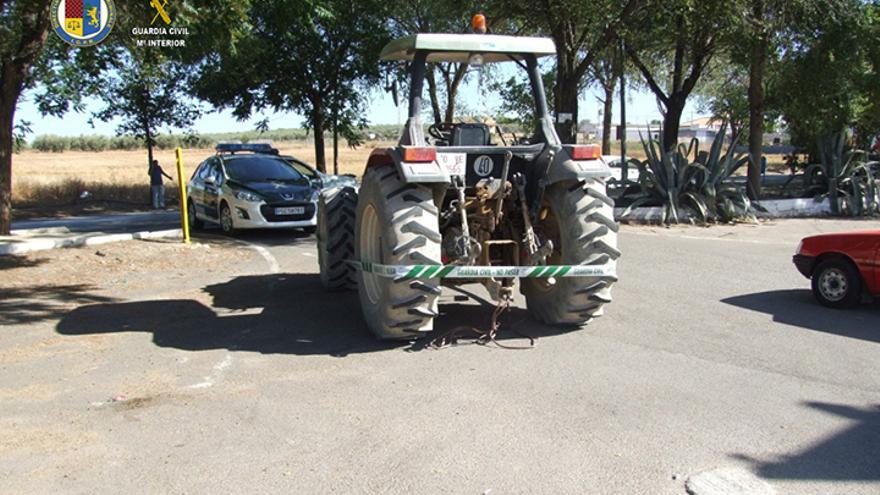 Un tractor incautado en la operación. / El Correo