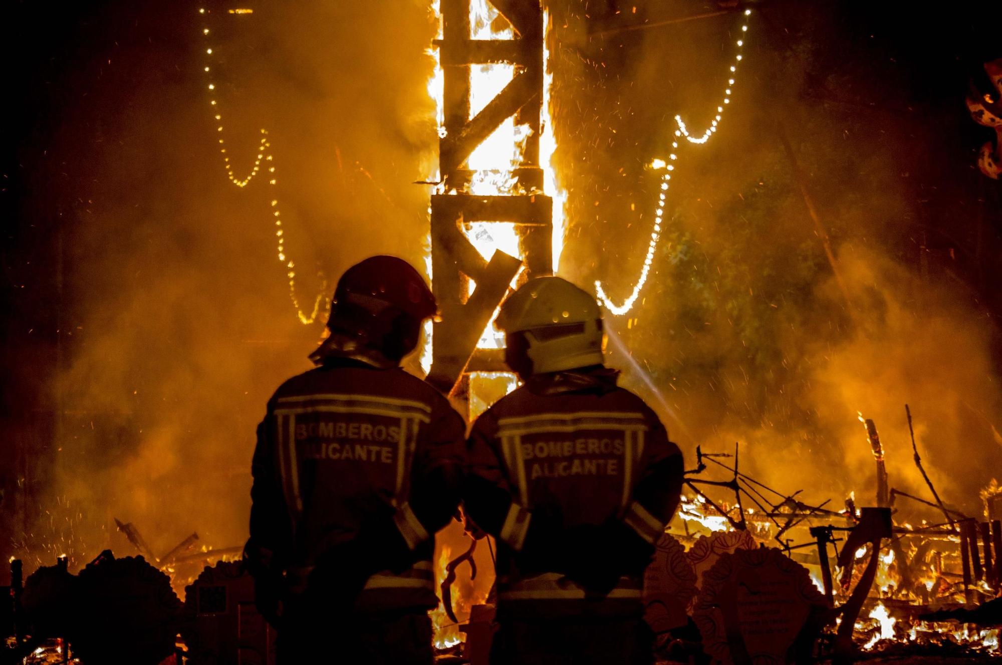 Dos bomberos de Alicante contemplan la Cremà.