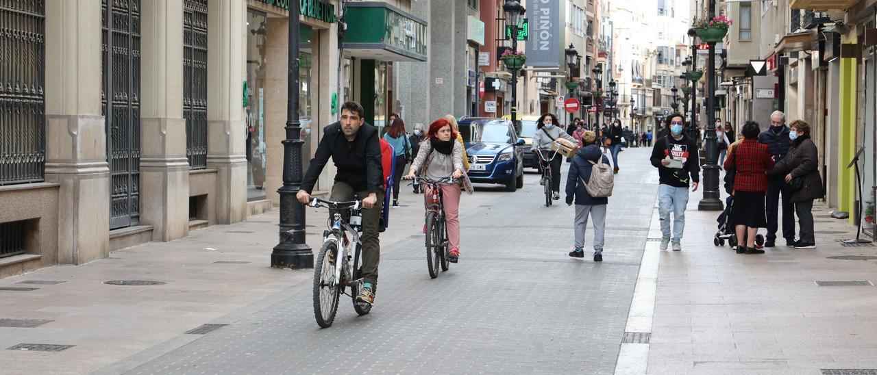 Varios castellonenses circulan por una calle del centro de la capital.