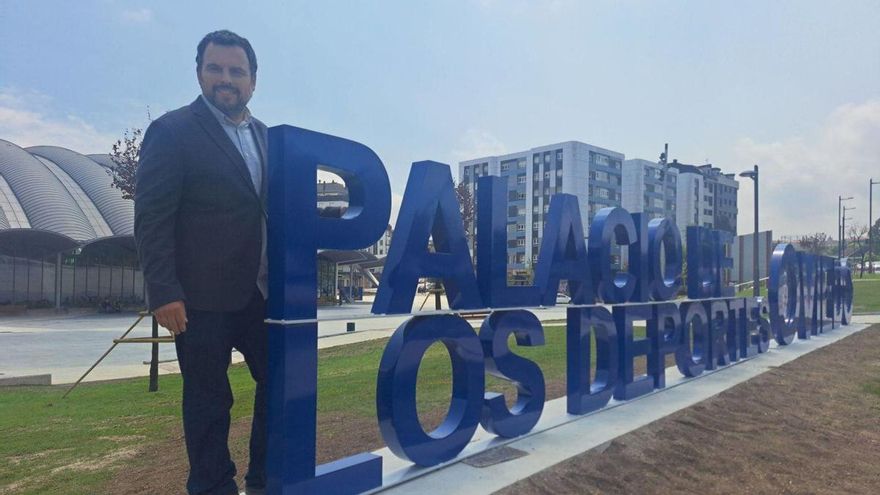 Fernando García, en las inmediaciones del Palacio de los Deportes de Oviedo. |