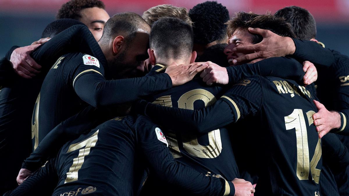 Los jugadores del Barça celebran uno de los goles de la prórroga de Granada.