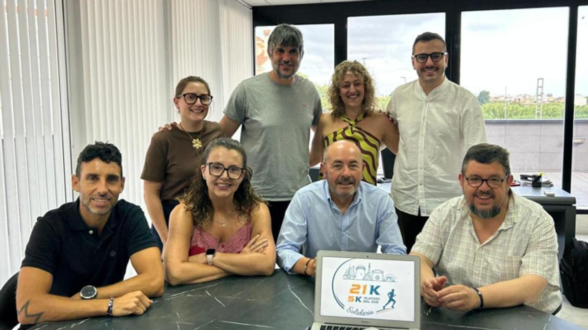 Autoridades y organizadores, tras la firma del convenio de colaboración