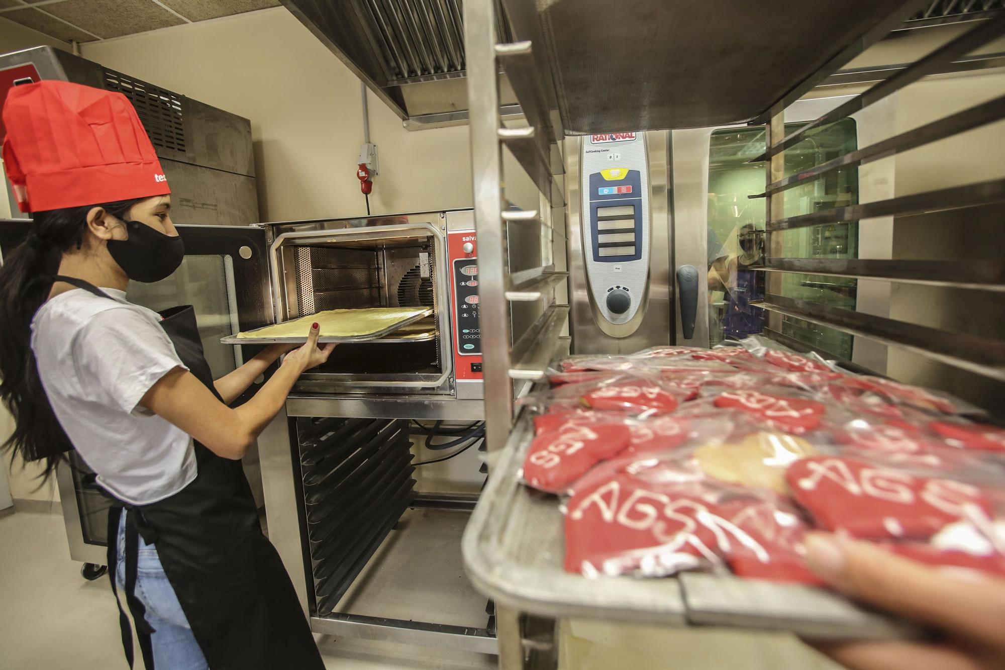 Alicante Gastronómica y la Cámara de Comercio se alían para insertar en el mercado laboral a 30 desempleados y dar de comer a familias sin recursos